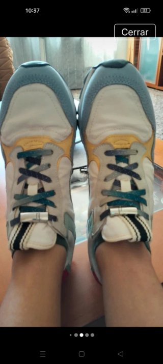 Zapatillas deportivas blancas y amarillas