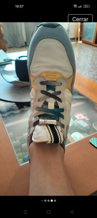 Zapatillas deportivas blancas y amarillas