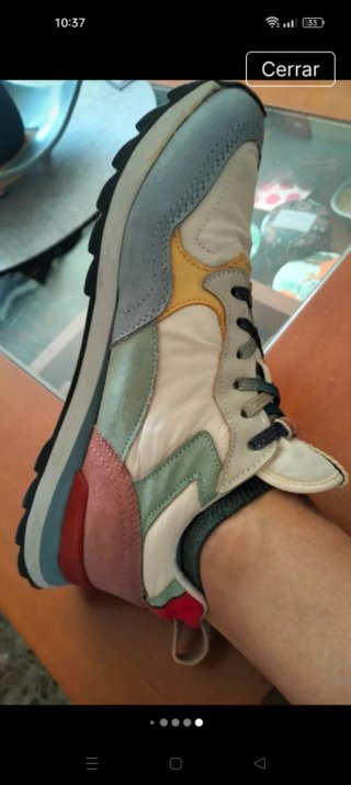 Zapatillas deportivas blancas y amarillas
