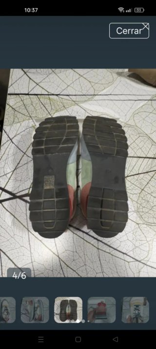 Zapatillas deportivas blancas y amarillas