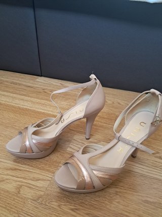 Zapatos de tacón piel beige