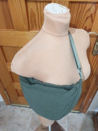 Bolso bandolera Uniqlo verde a estrenar