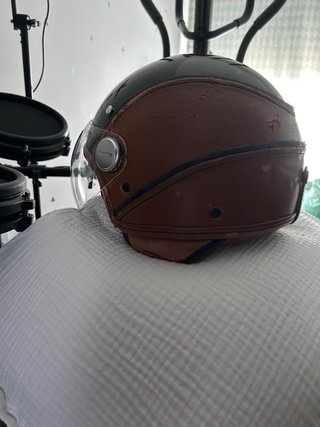 Casco de moto negro con visera