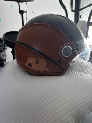Casco de moto negro con visera