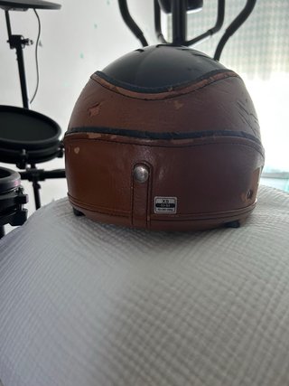 Casco de moto negro con visera