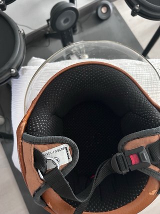 Casco de moto negro con visera