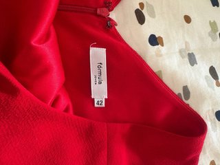 Vestido rojo de verano sin mangas.