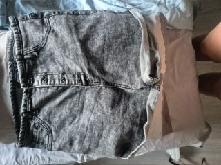 Pantalón corto negro desgastado