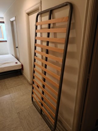 Base de cama metálica con lamas de madera
