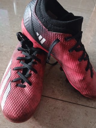 Botas de fútbol Adidas rojas y blancas