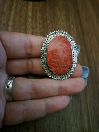 Anillo ovalado con piedra coral de manzana
