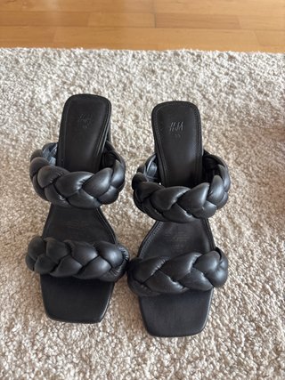 Sandalias H&M negras tacon trenzadas