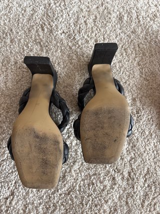Sandalias H&M negras tacon trenzadas