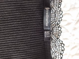 Camiseta negra con cuello de encaje