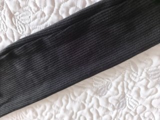 Camiseta negra con cuello de encaje