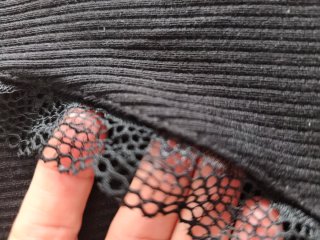 Camiseta negra con cuello de encaje