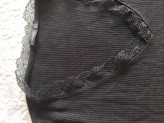 Camiseta negra con cuello de encaje