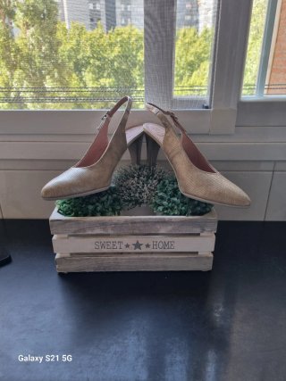 Sandalias de piel doradas con tacón.