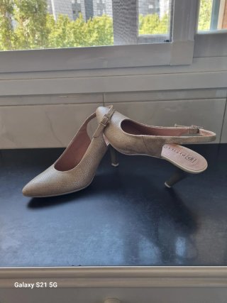 Sandalias de piel doradas con tacón.