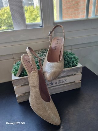 Sandalias de piel doradas con tacón.