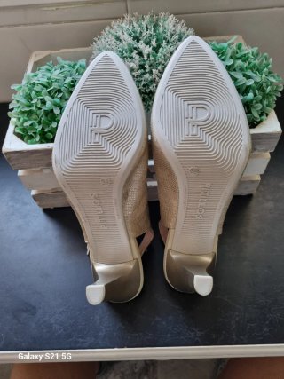 Sandalias de piel doradas con tacón.