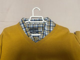 Jersey amarillo y camisa de cuadros