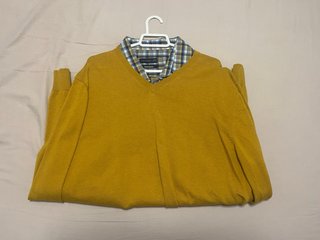 Jersey amarillo y camisa de cuadros