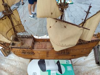 Maqueta de barco de madera