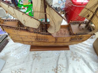 Maqueta de barco de madera