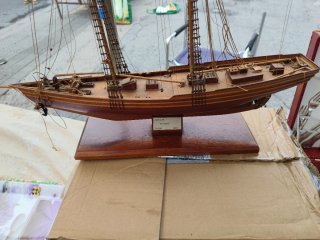 Maqueta de barco de madera