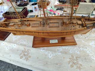 Maqueta de barco de madera
