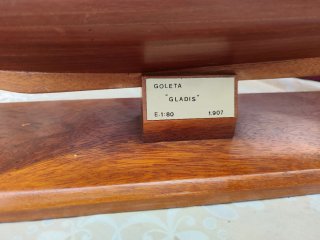 Maqueta de barco de madera