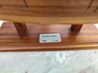 Maqueta de barco de madera