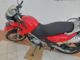 BMW F650GS Adventure Moto Roja y Negra
