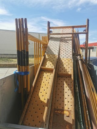 Andamios metálicos amarillos
