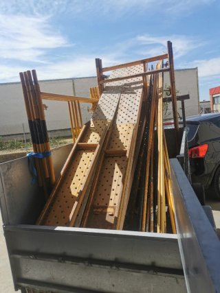 Andamios metálicos amarillos