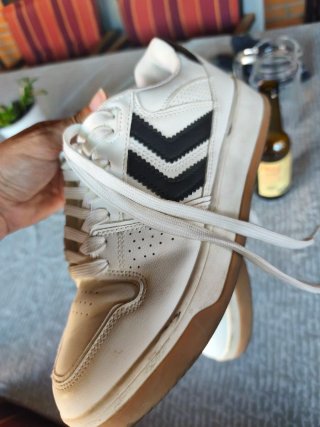 Zapatillas Blancas y Negras