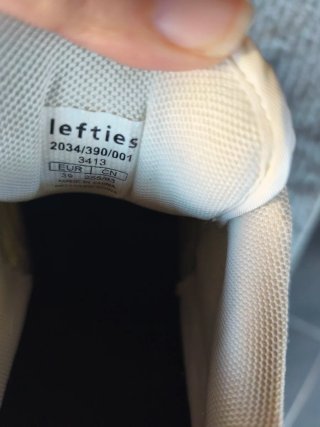 Zapatillas Blancas y Negras
