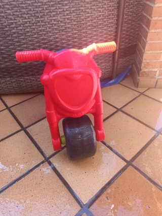 Moto infantil azul y roja marca Faber.