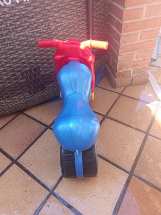 Moto infantil azul y roja marca Faber.