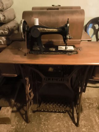 (Tudela y Ribera) Máquina de coser Singer antigua