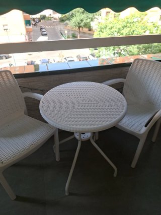 Mesa redonda 60cm y 2 sillas ratán