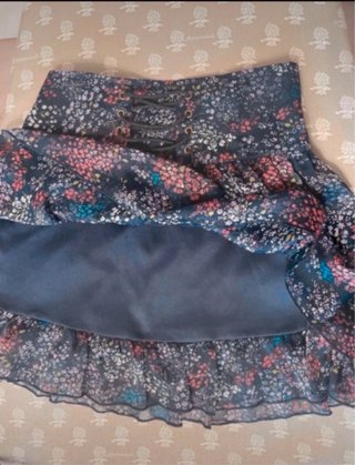 Minigonna floreale con laccetto