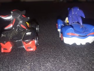 Figuras Sonic y Shadow en Coche