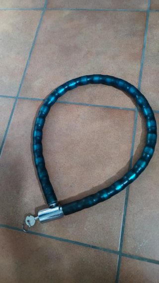 Candado de moto azul y plateado