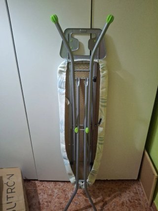 Tabla de planchar con estampado de hojas