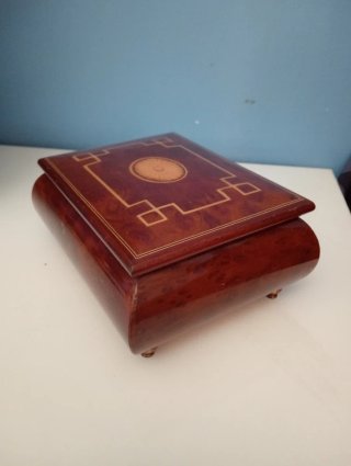 Scatola con carillon in legno intarsiato