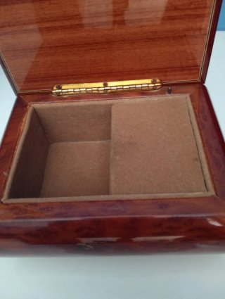 Scatola con carillon in legno intarsiato