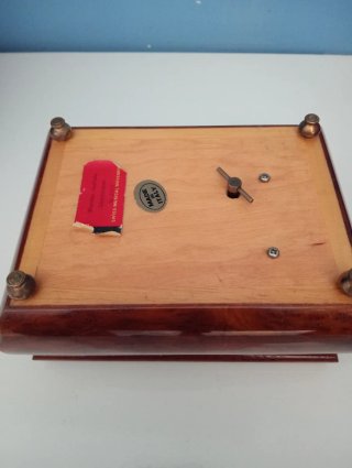 Scatola con carillon in legno intarsiato