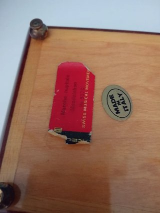 Scatola con carillon in legno intarsiato